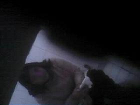 Espiada en el sanitario