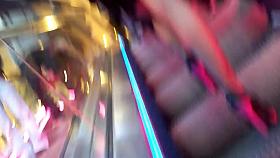 dans l'escalotor en jupe et talon