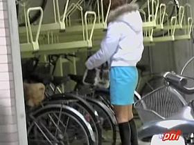 Daylight sharking action with some really stylish Asian bimbo