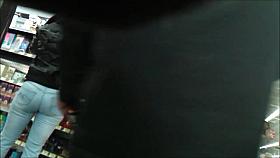 AMAZING MILF ROUND ASS IN JEANS HIDDEN CAM