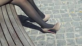 ragazza con decolte in piazza