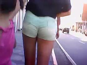 Novinha shortinho green na rua tesaozinho