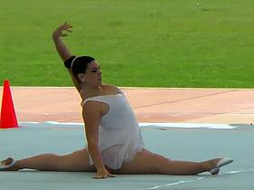 Fuckable gymnastic poses in a show off