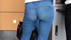 Culito en jeans ajustados