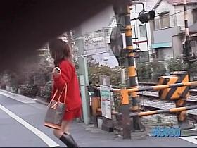 Sharking of a lovely Asian chick in a short red skirt