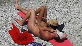 Voyeur. Girl Jerks Off dick her boyfriend at a public beach