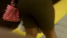 Big candid booty in short pants