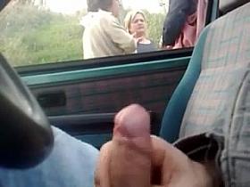 SEGA IN MACCHINA DAVANTI GRUPPO DI PASSANTI