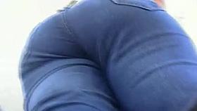 Coroa cuzuda no telefone publico