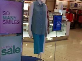 HOT MATURE MILF WI TH PERFECT ASS BENDING OVER (FACE SHOTS)