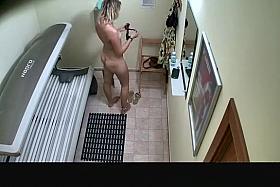 Girl with tattooed shoulder spied in tanning room